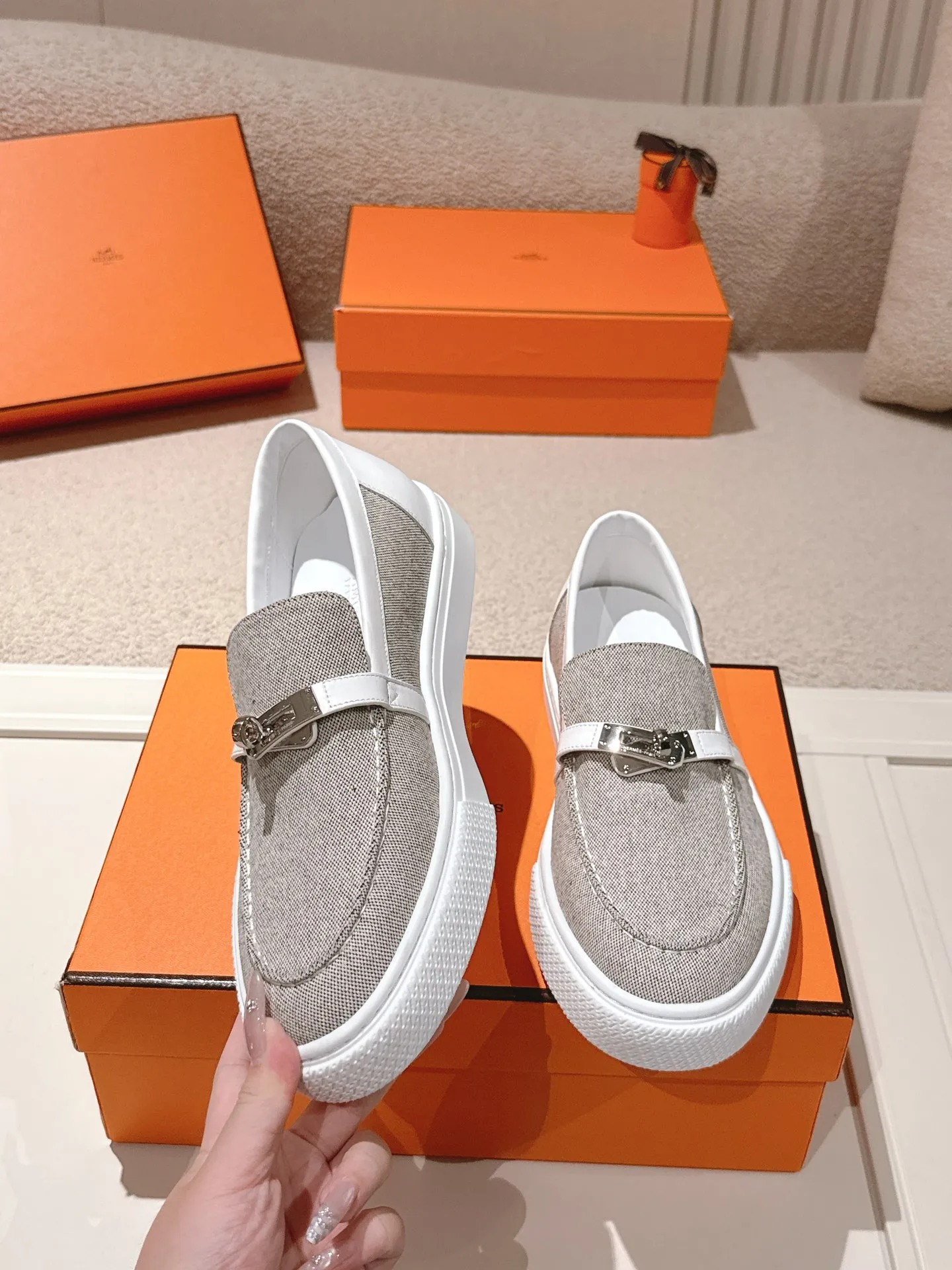 Men's shoes 💰640💰 Hermes# New Kelly buckle thick-soled loafers. Upper: cowhide/suede material. Lining: sheepskin lining. Outsole: exclusive molded outsole. Size: women's size 35-40, men's size 39-45 (female 41/male 46 customized, non-refundable)